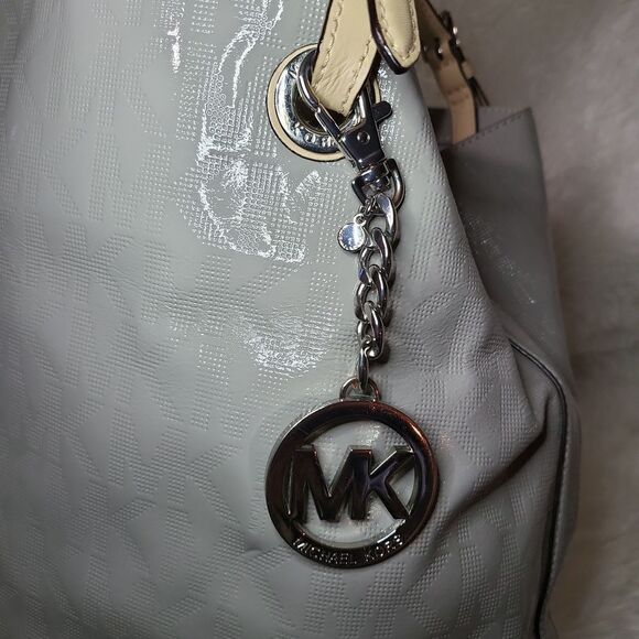 Authentic  Micheal kors purse, light grey patent leather straps like new! - Picture 4 of 14